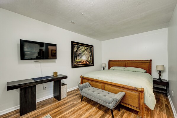 Apartment (0 Bedroom) | Interior - Golf, Shop & Unwind: Couple's Retreat in Naples! (Naples)