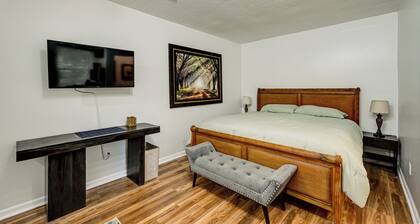 Golf, Shop & Unwind: Couple's Retreat in Naples!