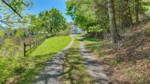 A gravel path leading to a house surrounded by trees. - 3 Mi to Crab Tree Falls! Mtn-view Family Retreat (Montebello)
