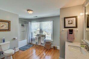 House (3 Bedrooms) | Interior - 3 Mi to Crab Tree Falls! Mtn-view Family Retreat (Montebello)