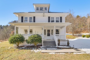 House (3 Bedrooms) | Front of property - 'the Mountain House Inn' Montebello Stay By Trails (Montebello)