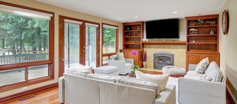 Lake-view Woodinville Retreat w/ Hot Tub + Theater
