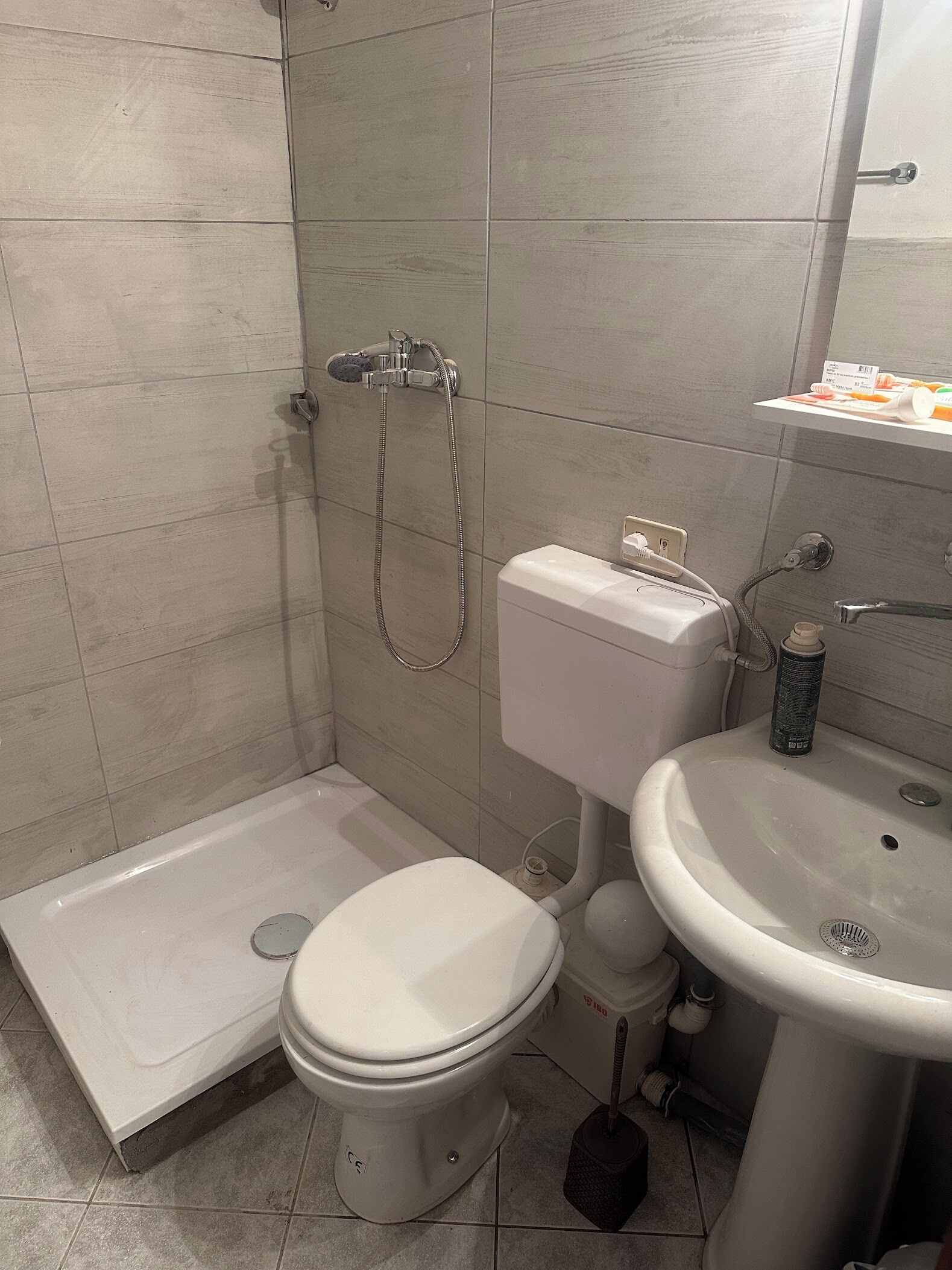 淋浴设施、坐浴桶、毛巾、卫生纸