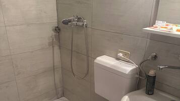 Shower, bidet, towels, toilet paper