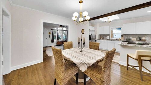 Romantic escape, hot tub, fireplace, massage room!