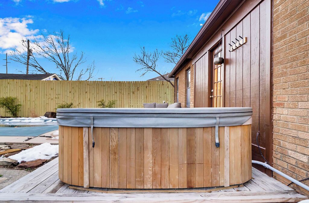 Outdoor spa tub