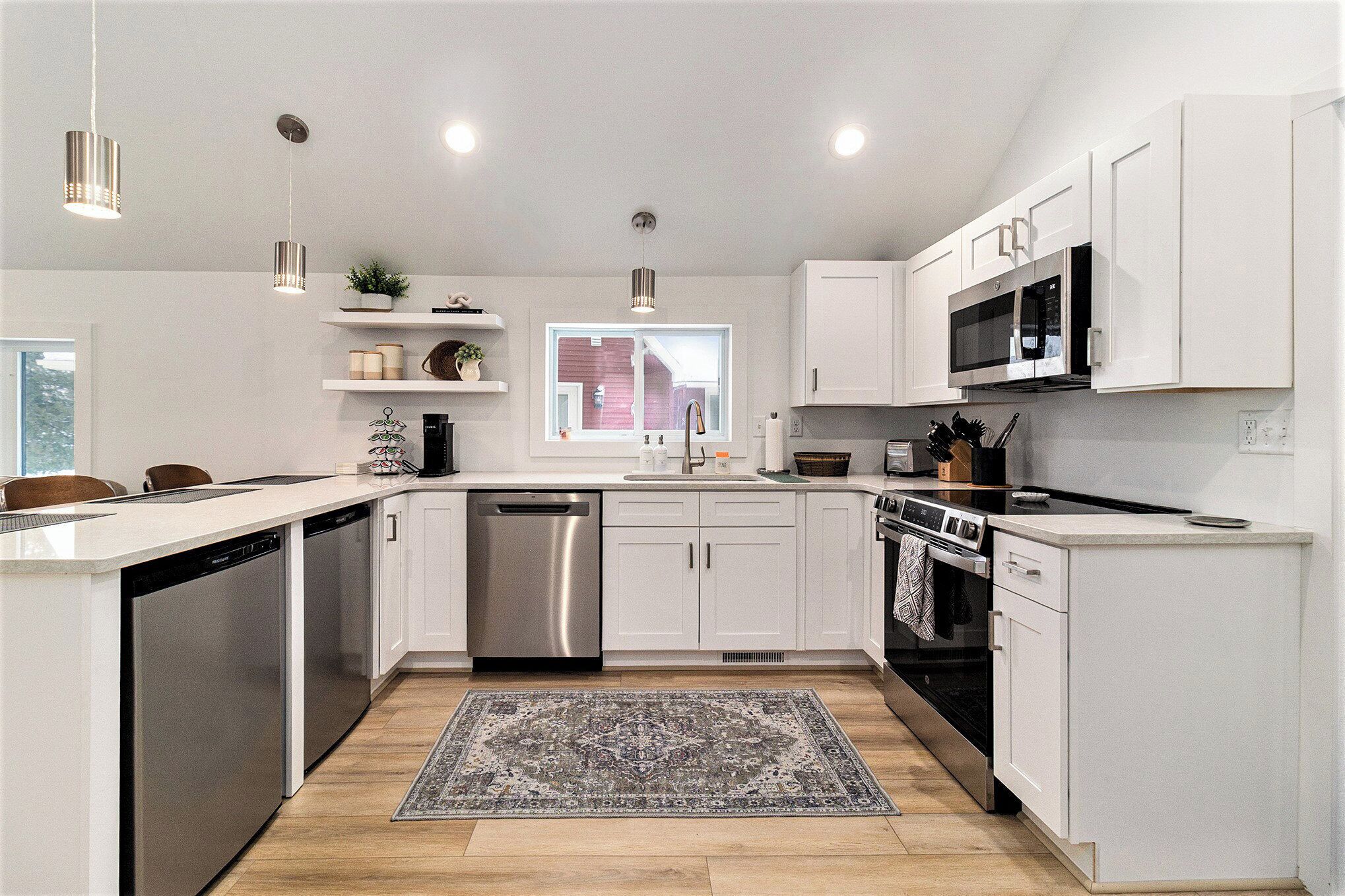 Kjøleskap, mikrobølgeovn, ovn og kokeplater