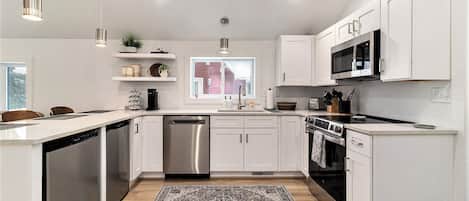 Kjøleskap, mikrobølgeovn, ovn og kokeplater