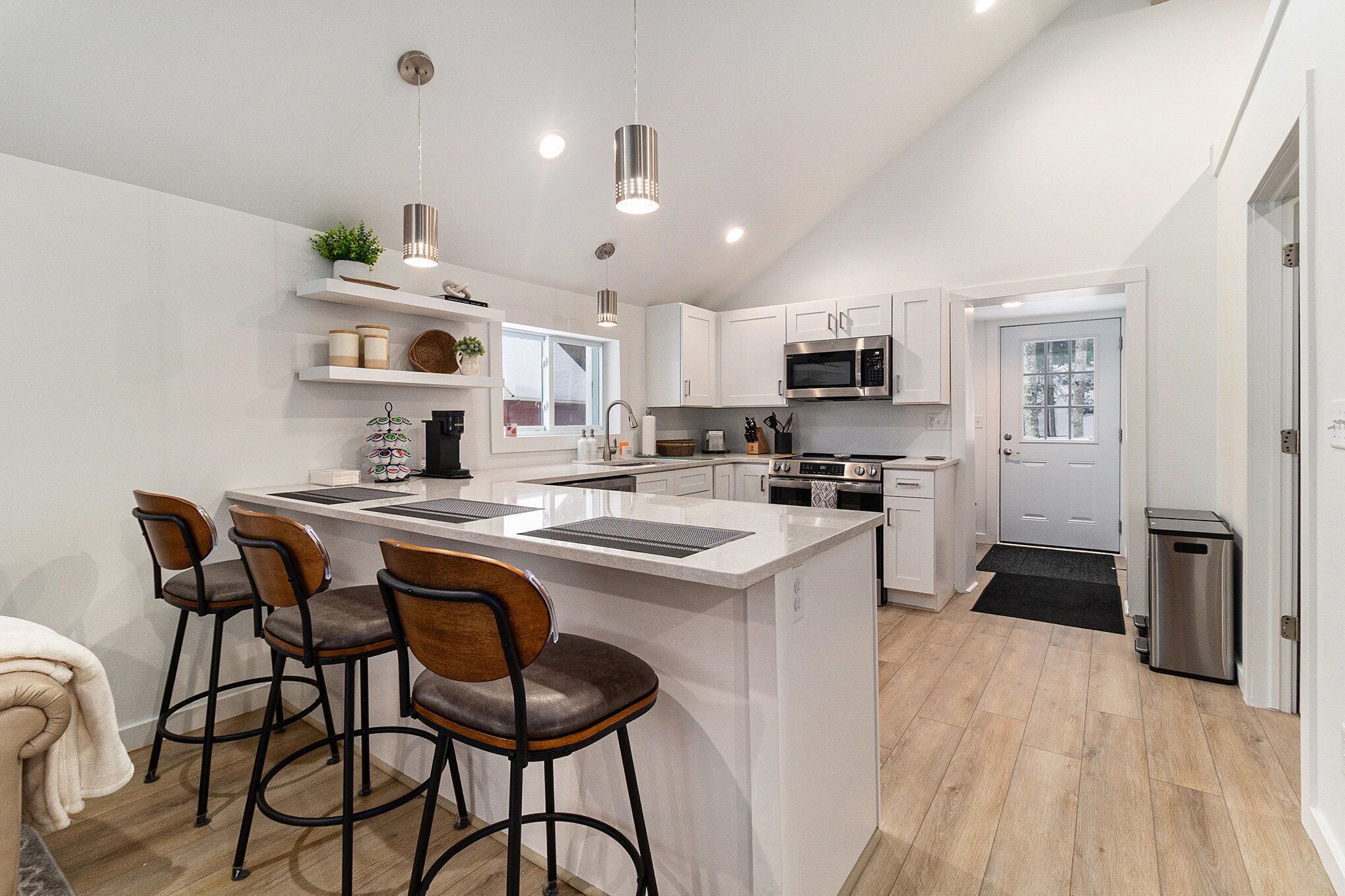 Køleskab, mikrobølgeovn, ovn, kogeplade