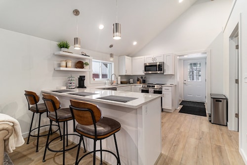 Newly Remodeled Lakeside Cottage. Sleeps 6!