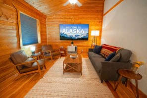 Smart TV - Serene 1-bedroom cabin in Fairbanks perfect for a cozy getaway (Fairbanks)