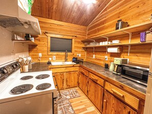 Fridge, microwave, oven, stovetop - Serene 1-bedroom cabin in Fairbanks perfect for a cozy getaway (Fairbanks)