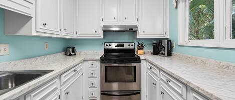 雪櫃、微波爐、焗爐、爐具