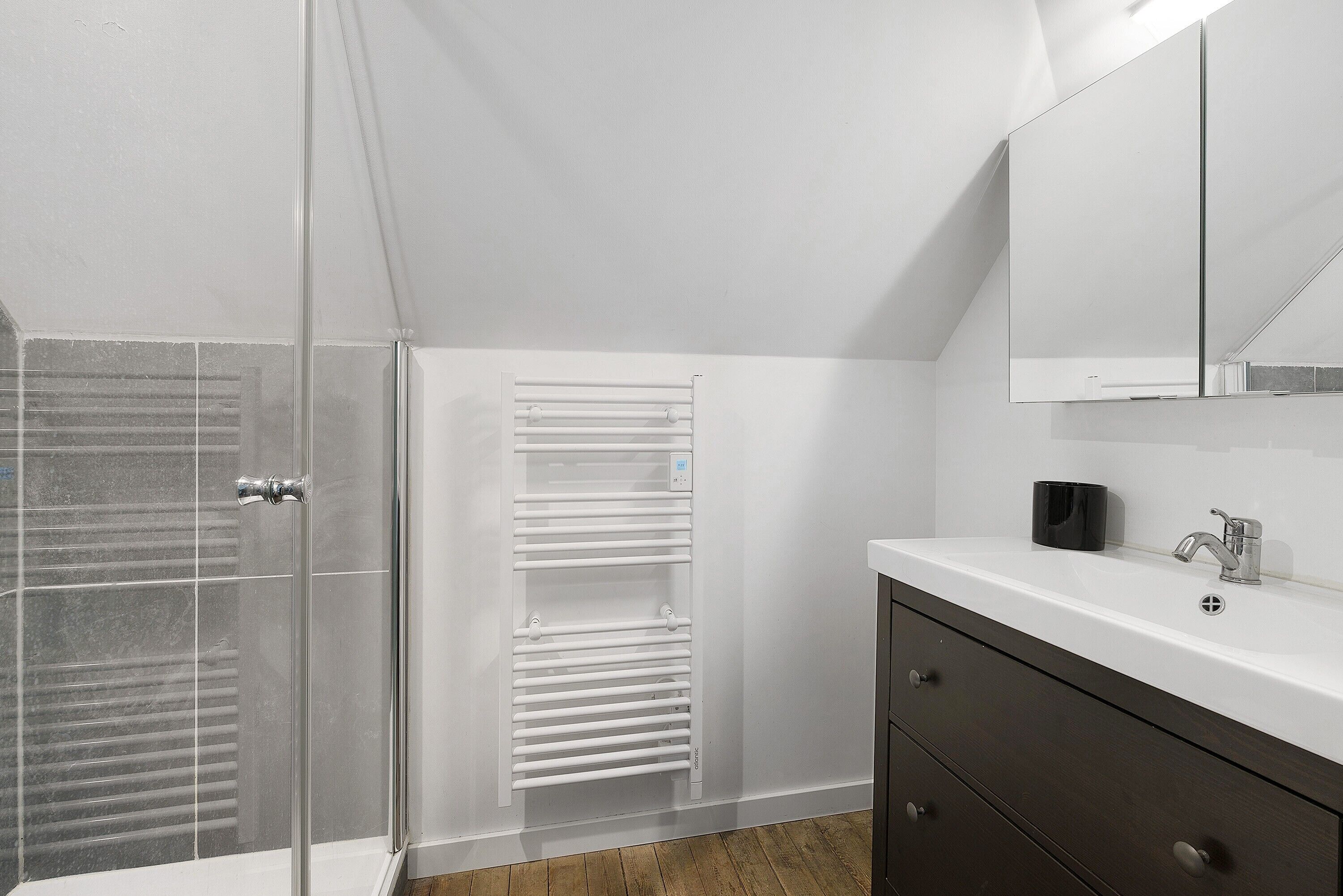 シャワー、ヘアドライヤー、タオル