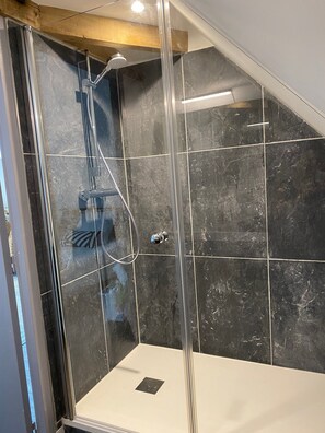 Een douche, een haardroger, handdoeken