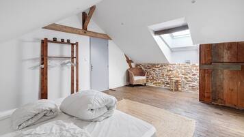 Een strijkplank/strijkijzer, wifi, beddengoed