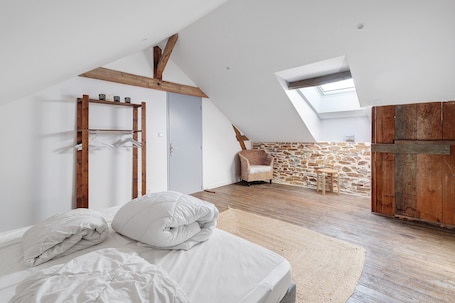 Iron/ironing board, WiFi, bed sheets. Bubble of Serenity with Spa at “La Charmante des Vallons”