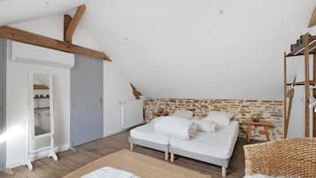 Een strijkplank/strijkijzer, wifi, beddengoed