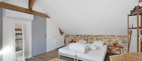 Iron/ironing board, WiFi, bed sheets