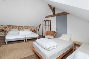 Iron/ironing board, WiFi, bed sheets - Bubble of Serenity with Spa at “La Charmante des Vallons” (Vallons-de-l'Erdre)