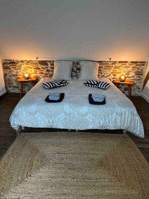 Tabla de planchar con plancha, wifi, ropa de cama