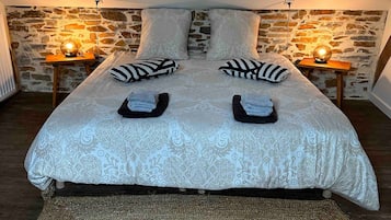 Een strijkplank/strijkijzer, wifi, beddengoed