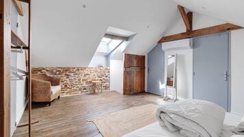 Een strijkplank/strijkijzer, wifi, beddengoed