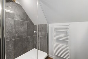 Shower, hair dryer, towels - Bubble of Serenity with Spa at “La Charmante des Vallons” (Vallons-de-l'Erdre)