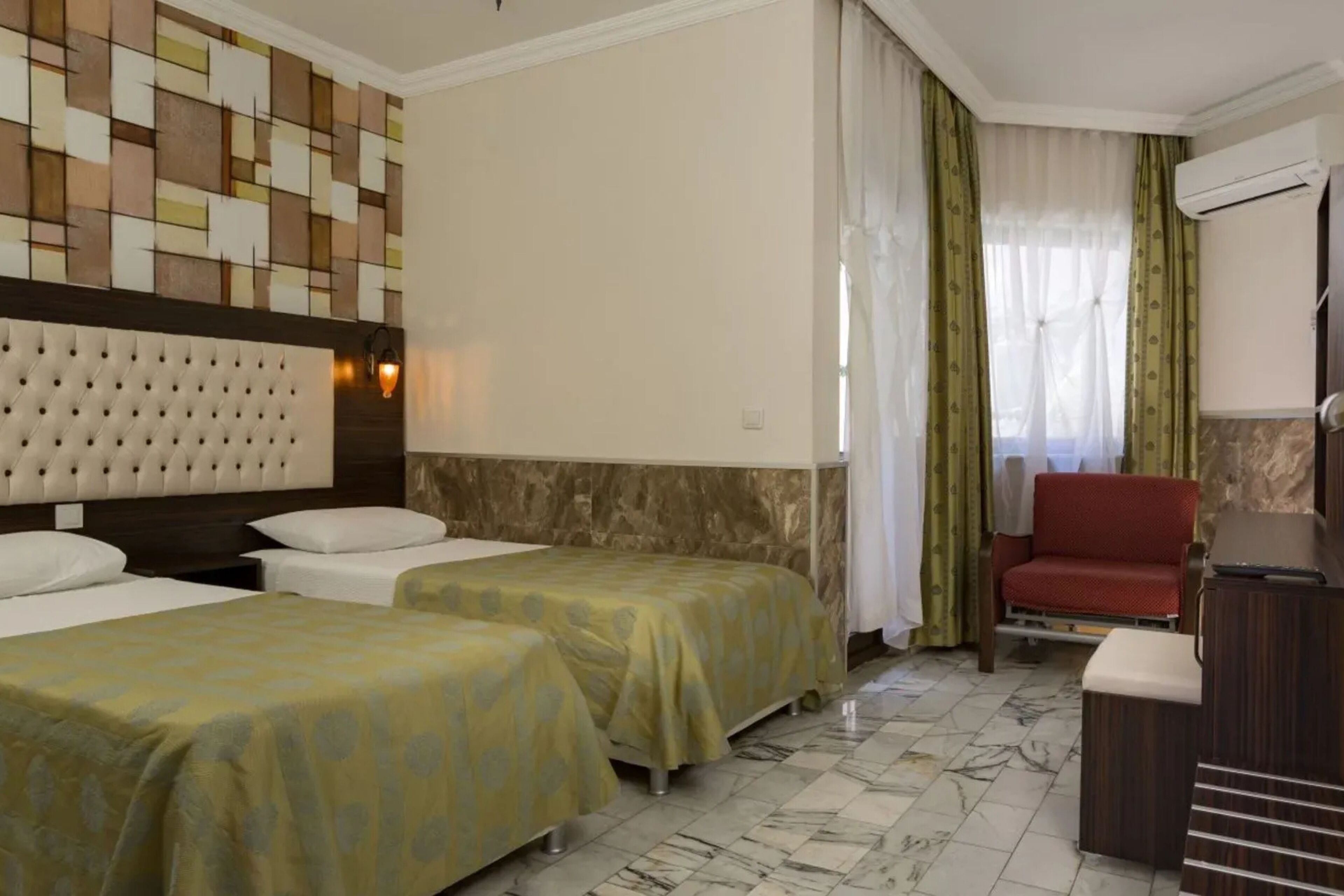 Standard Room | In-room safe