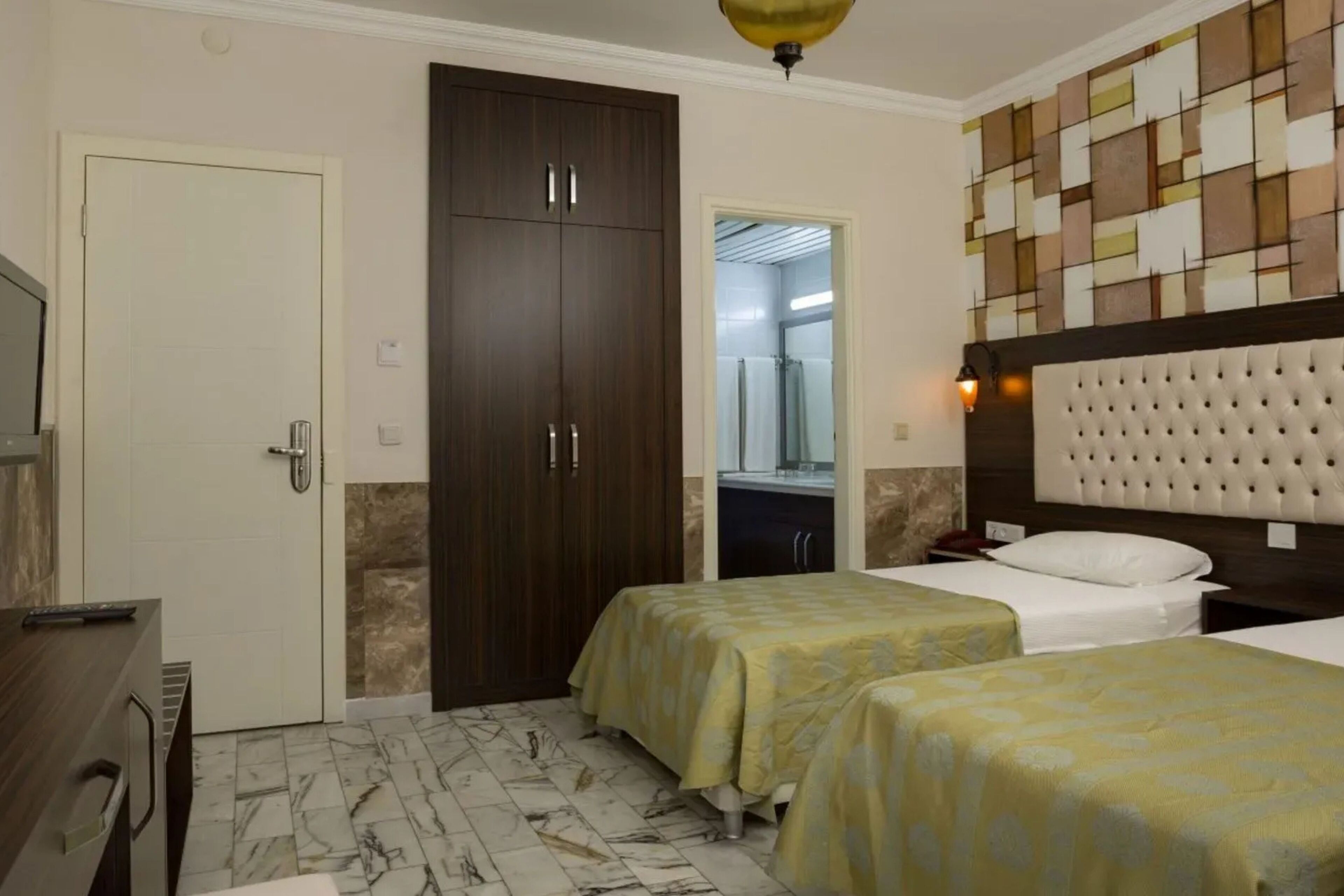 Standard Room | In-room safe