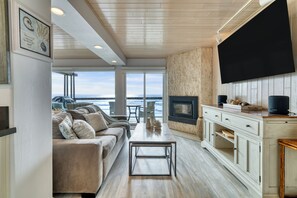 Smart TV, fireplace - Oceanfront La Selva Beach Home w/ Fireplace, Views & Beach Access | Sand Castle (La Selva Beach)