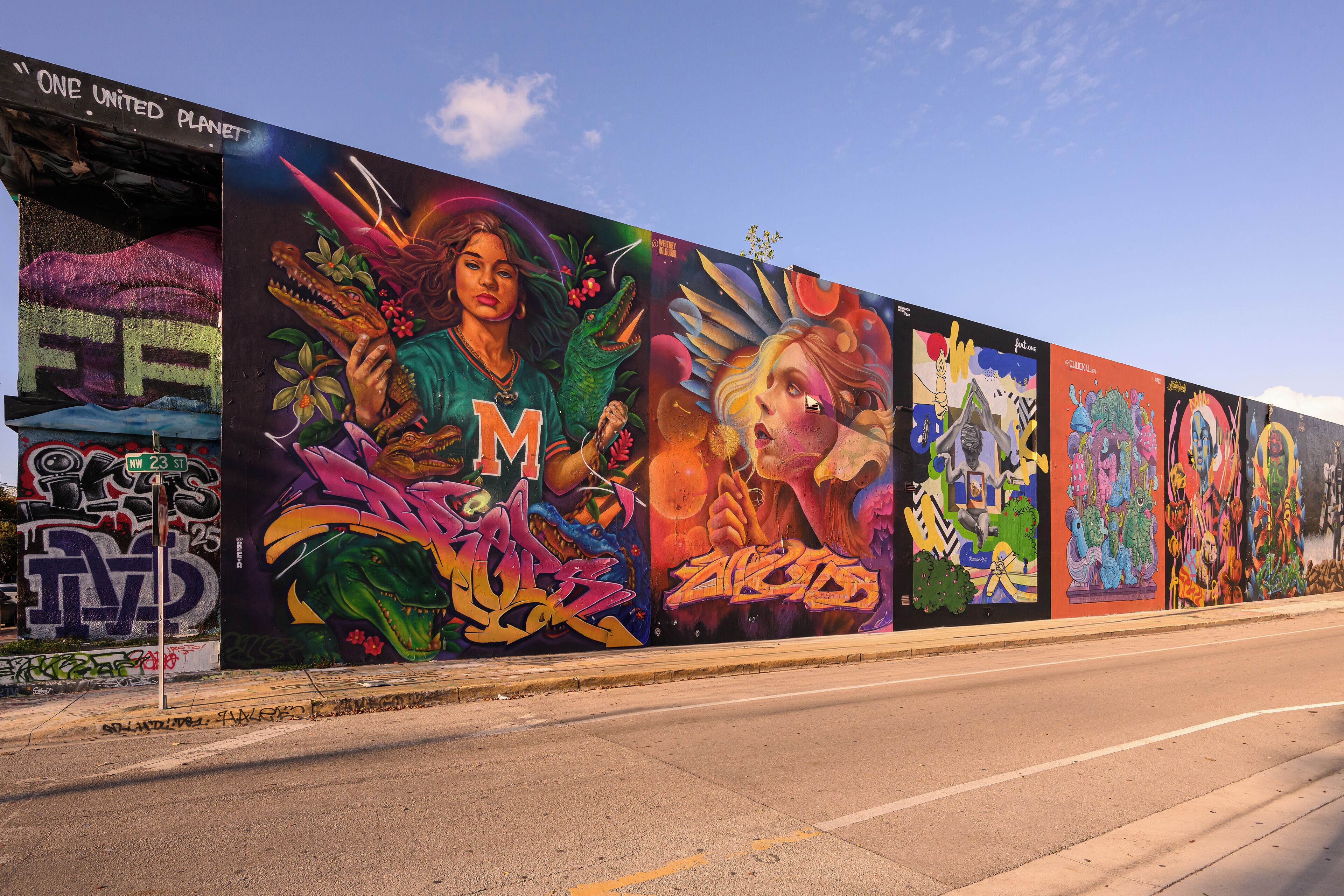 Un mural colorido en un edificio.