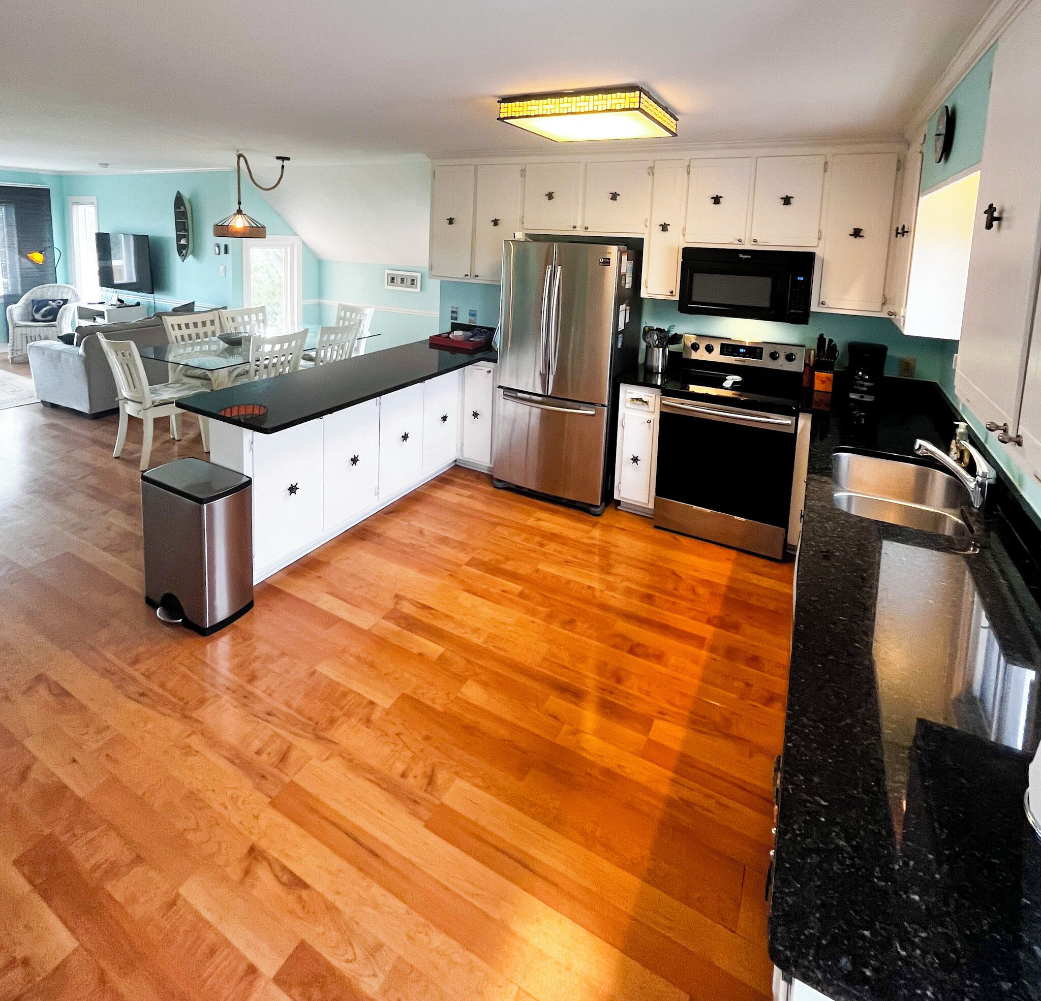 Mikrobølgeovn, ovn, kokeplater og oppvaskmaskin