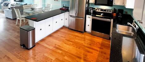 Mikrobølgeovn, ovn, kokeplater og oppvaskmaskin