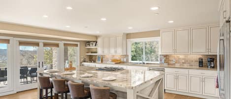 Kjøleskap, ovn, kokeplater og oppvaskmaskin