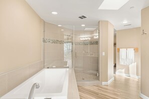 Shower, hair dryer, towels - Private Paso Robles Wine Estate w/ Pool, Fire Pit & Vineyard Views (Templeton)
