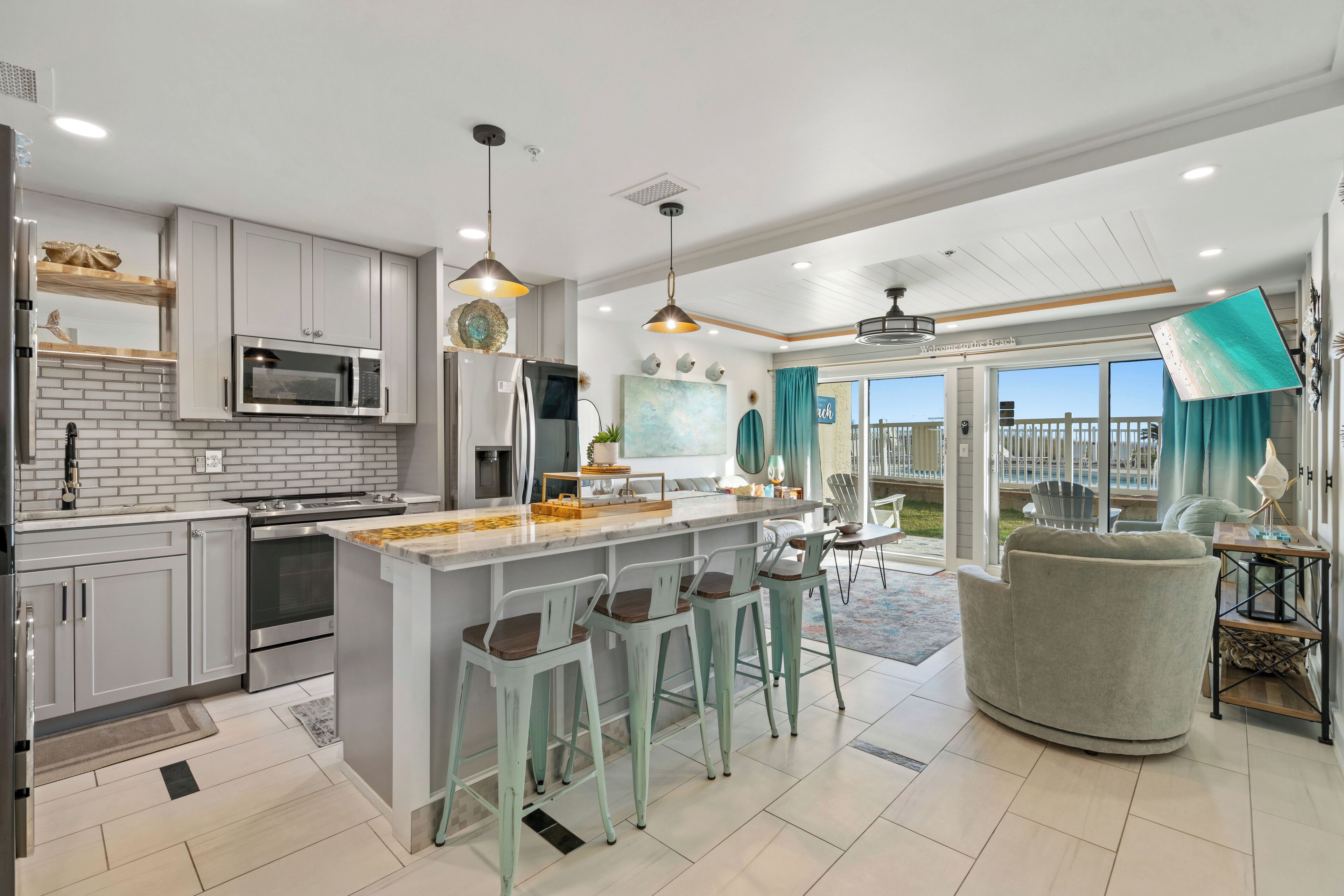 Køleskab, mikrobølgeovn, ovn, kogeplade