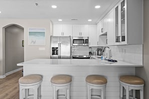 Wasserkocher mit Kaffee-/Teezubehör, Kühlschrank, Mikrowelle, Ofen