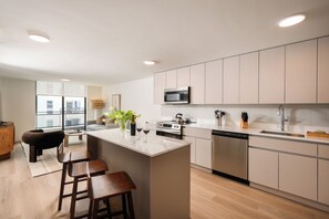 Fridge, microwave, oven, stovetop - New Executive Suite in Edgewater + Office, Balcony, Pool | Sense28 by AvantStay (Miami)