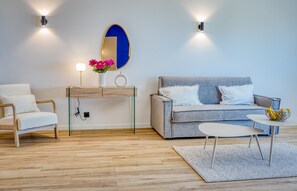 TV - UrbanFlat 214 - Aura Plage 03 - Aura Blue (Roquebrune-sur-Argens)