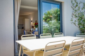 Outdoor dining - UrbanFlat 214 - Aura Plage 03 - Aura Blue (Roquebrune-sur-Argens)