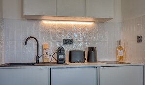 Fridge, microwave, coffee/tea maker, electric kettle - UrbanFlat 215 - Aura Plage 04 - Aura (Roquebrune-sur-Argens)