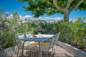Outdoor dining - UrbanFlat 215 - Aura Plage 04 - Aura (Roquebrune-sur-Argens)