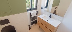 Een douche, een haardroger, handdoeken