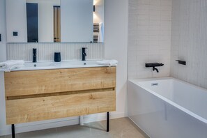 Shower, hair dryer, towels - UrbanFlat 216 - Aura Plage 05 - Sun Dream (Roquebrune-sur-Argens)