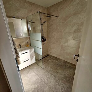 Dusche, Haartrockner, Handtücher, Seife