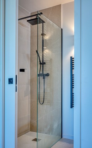 Dusche, Haartrockner, Handtücher
