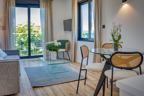 TV - UrbanFlat 219 - Aura Plage 08 - Aquamoon (Roquebrune-sur-Argens)