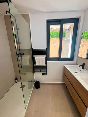 Shower, hair dryer, towels - UrbanFlat 221 - Aura Plage 10 - Sea Sun (Roquebrune-sur-Argens)