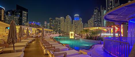 室外游泳池,日光浴躺椅